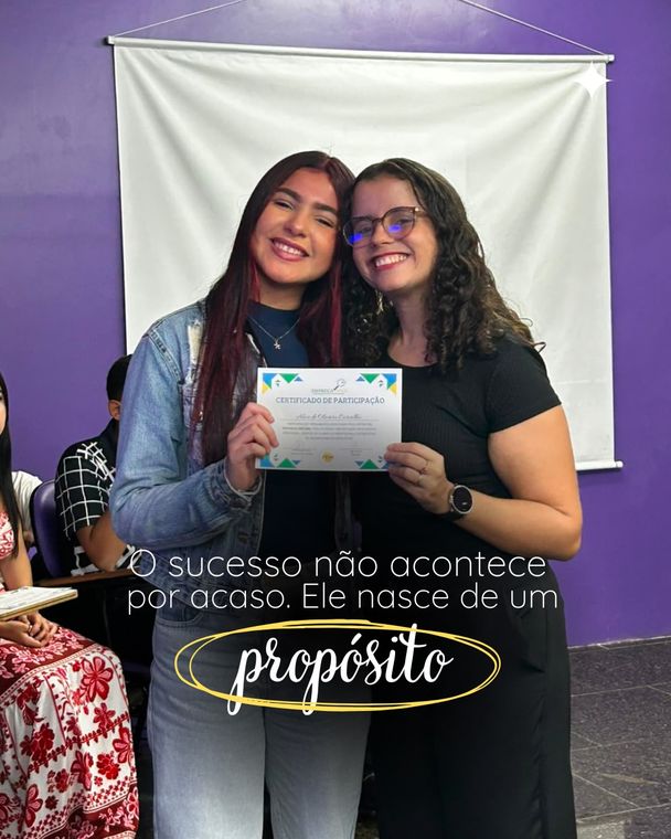Jovem com certificado de participação